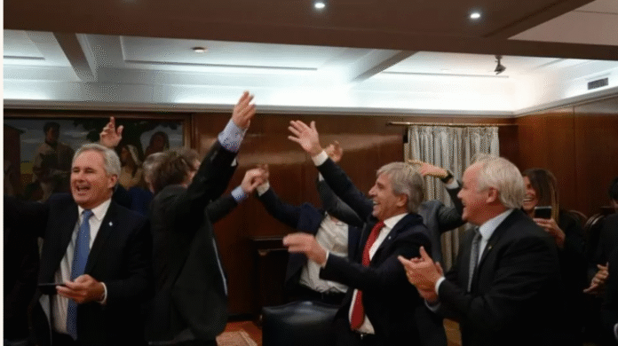 Caputo y Milei abrazo